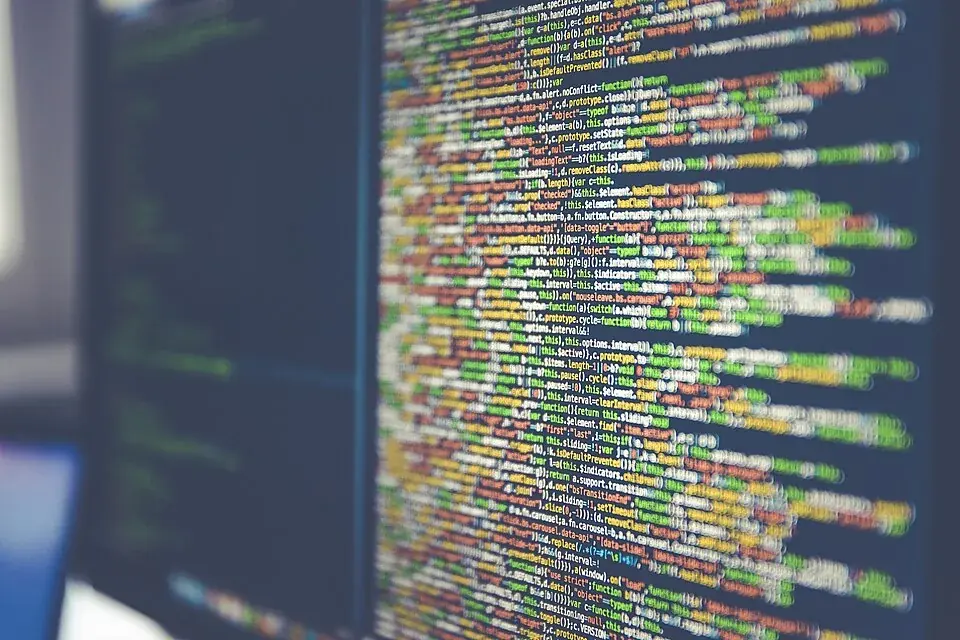 Código en un monitor durante el desarrollo de software